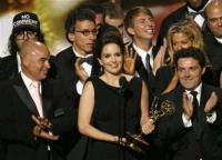 Elenco y productores de "30 Rock" reciben el galardón como "mejor comedia". Tina Fey creadora de la serie agradeció a su canal por el éxito.